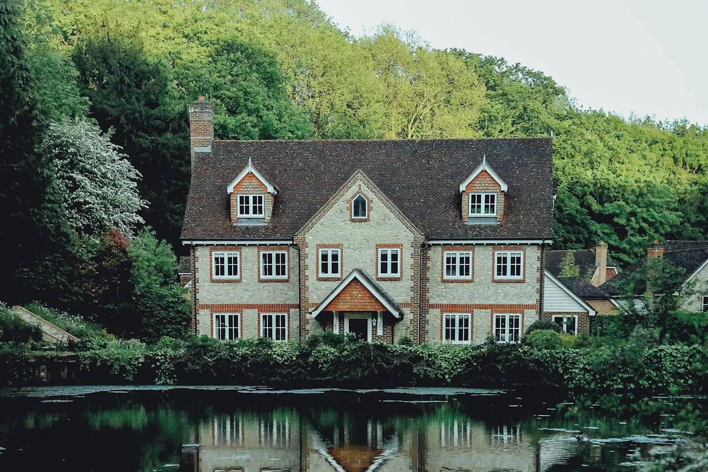 Why Renting a House Through an Agent Can Be Better: A Practical Renter's Guide (2)