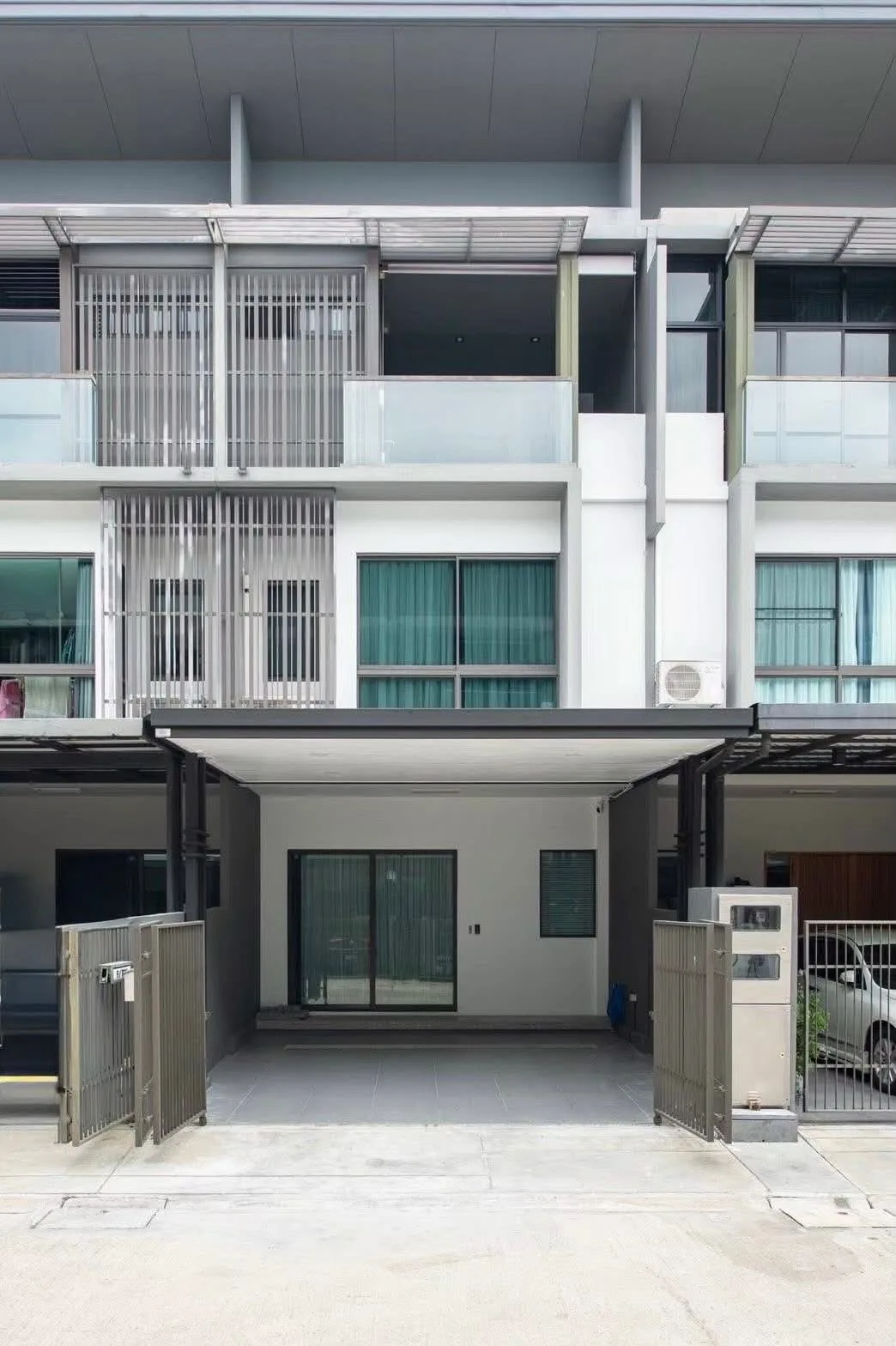 ขายทาวน์โฮม 3 ชั้น The Landmark เอกมัย–รามอินทรา บิ้วอินทั้งหลัง Owner-grade 3 นอน 4 น้ำ 168 ตร.ม. ราคา 10 ล้านบาท